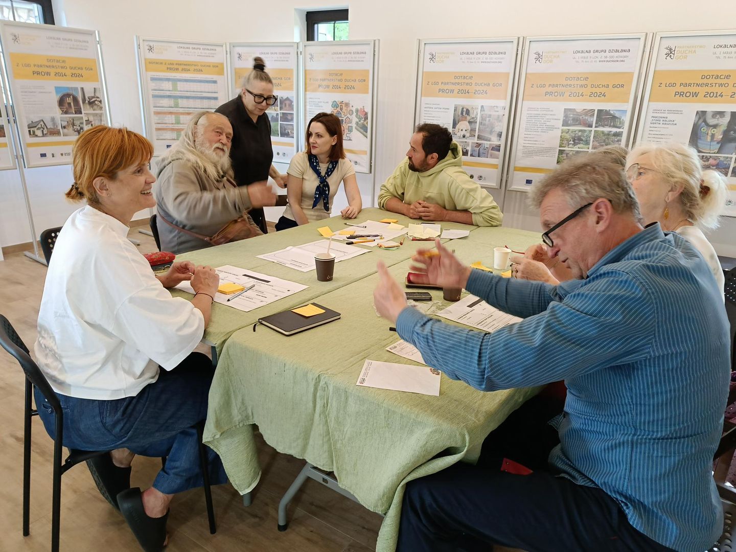 grupa osób siedzących wokół stołu