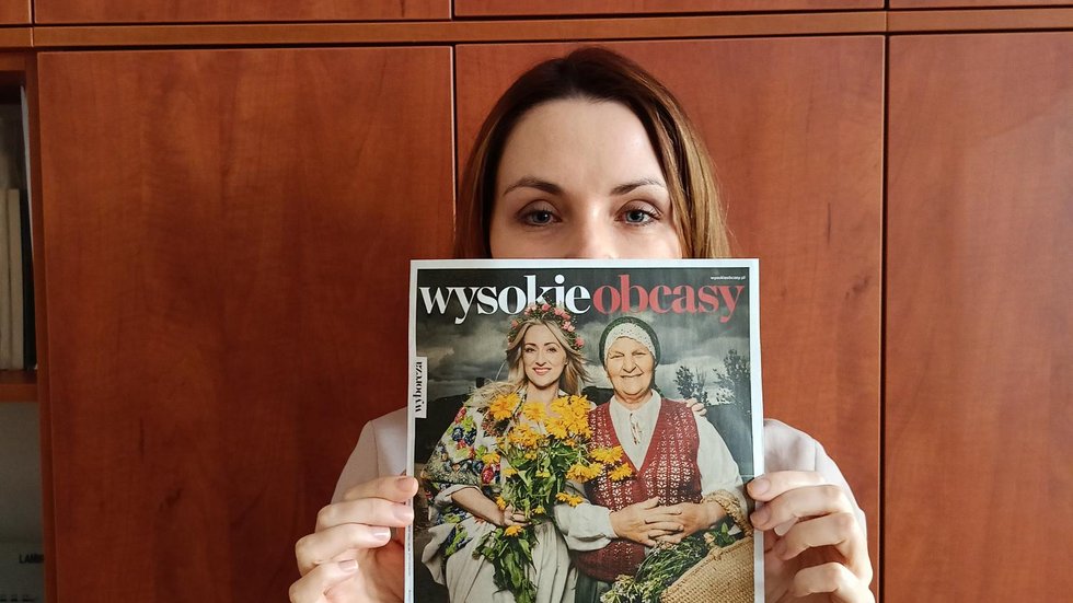 Katarzyna Zajda trzyma numer gazety