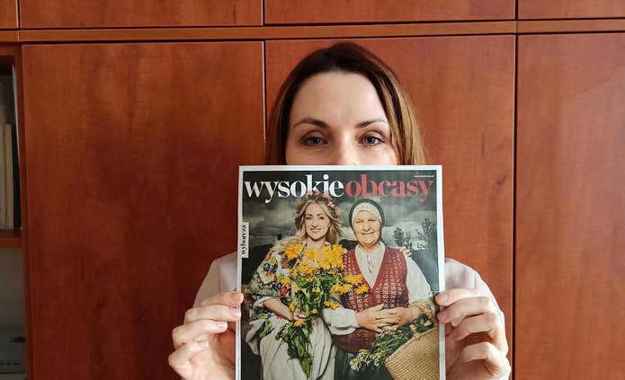 Katarzyna Zajda trzyma numer gazety