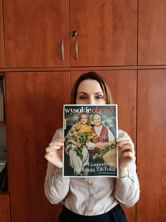 Katarzyna Zajda trzyma numer gazety