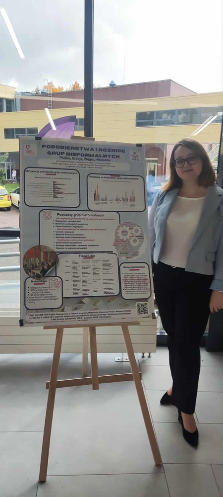 dr Agnieszka Murawska przy plakacie