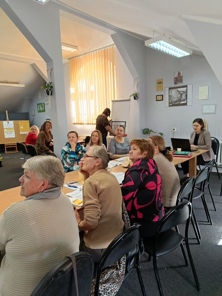 Osoby siedzą przy stole