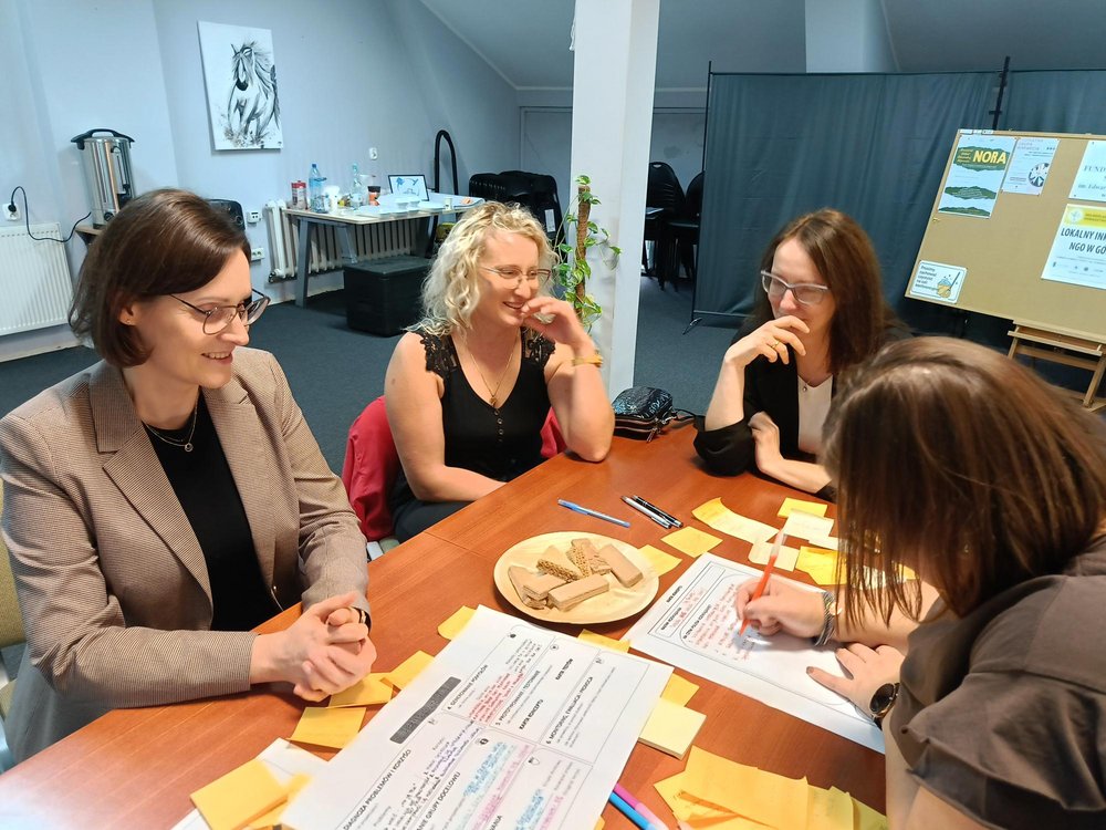 Grupa kobiet współpracująca przy stole